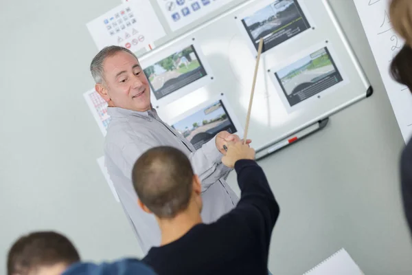 Hombre Enseñando Teoría Conducción — Foto de Stock