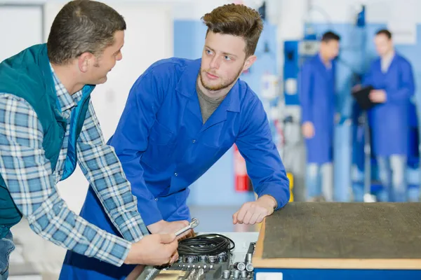 Apprentice Mechanic Auto Shop — Stock Photo, Image