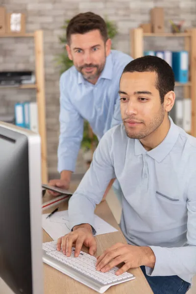 Lärare Med Student Dataklass — Stockfoto