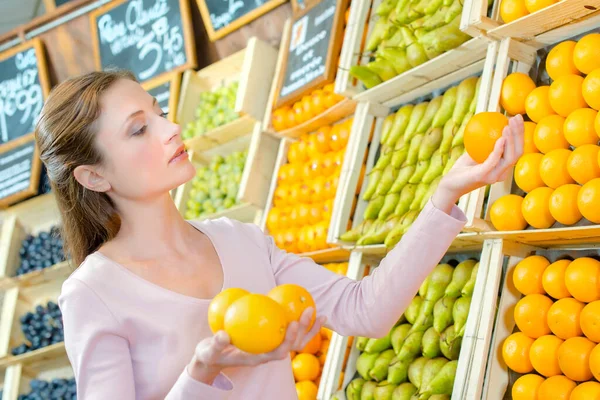 Dama Tienda Comestibles Sosteniendo Naranjas —  Fotos de Stock