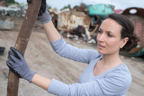 Kadın Hurdalıkta Metal Çubuk Taşıyor — Stok fotoğraf