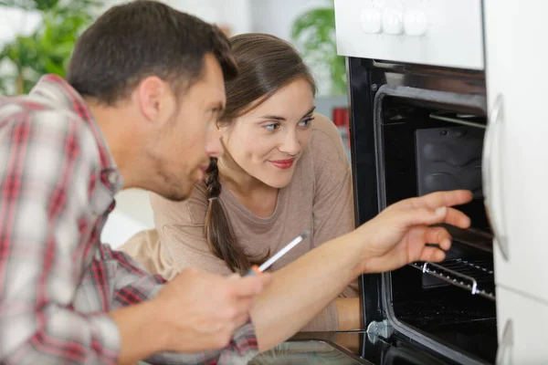 Koppel Kopen Van Een Oven Het Centrum Van Huishoudelijke Apparaten — Stockfoto