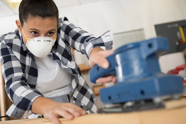 Frau Schleift Holz Mit Schleifmaschine — Stockfoto