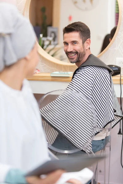Giovane Bell Uomo Salone Parrucchiere — Foto Stock