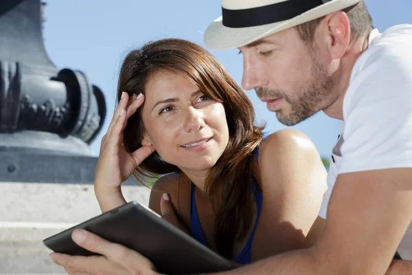 Homem Mulher Usam Tablet Livre — Fotografia de Stock