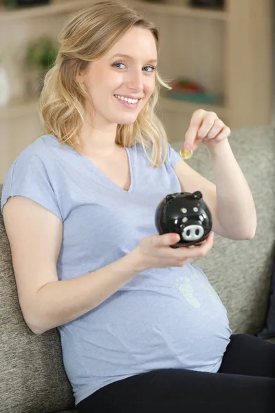 Mulher Grávida Mãe Colocando Dinheiro Piggy Bank — Fotografia de Stock