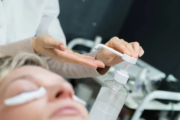 Mujer Teniendo Facial Eyebags Tratamiento —  Fotos de Stock