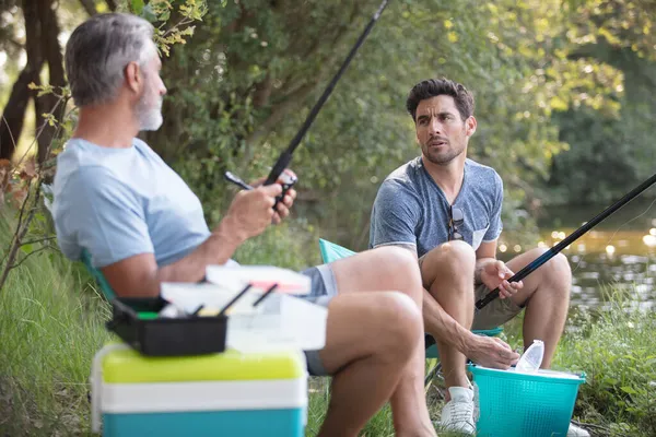 Due Pescatori Che Preparano Alla Pesca — Foto Stock