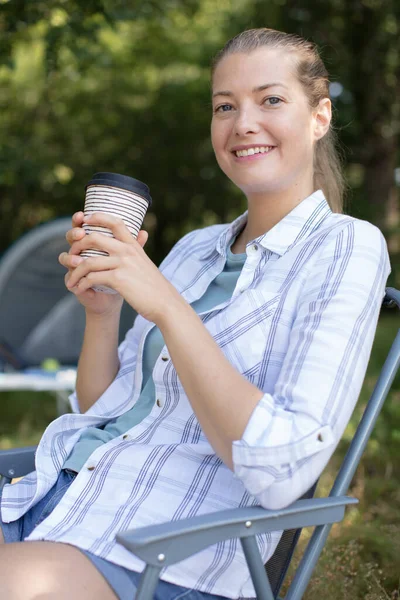 Mujer Joven Con Bebida Caliente Descansando Aire Libre Durante Las —  Fotos de Stock