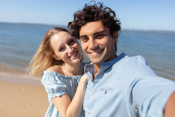 Feliz Casal Viajando Fazendo Selfie Praia — Fotografia de Stock