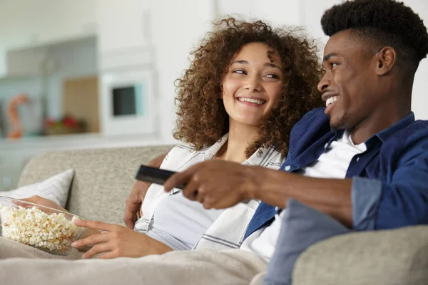 Paar Sitzt Auf Dem Boden Und Schaut Fernsehen Mit Popcorn — Stockfoto