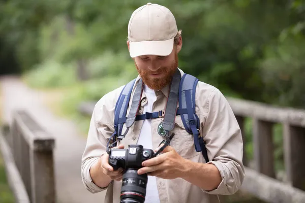 Feliz Joven Fotógrafo Traje Casual Con Cámara — Foto de Stock