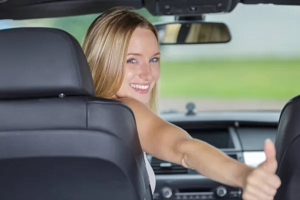 Bela Menina Sorridente Com Polegares Para Cima Carro — Fotografia de Stock