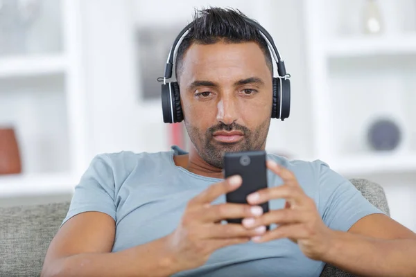 Homem Com Fone Ouvido Telefone Celular — Fotografia de Stock