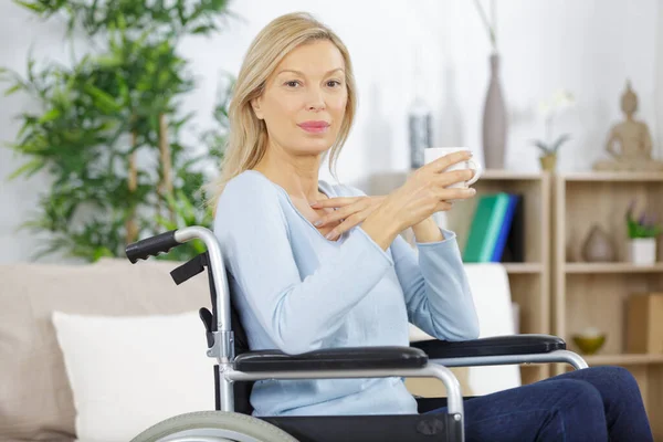 Anziano Disabilitare Donna Bere Caffè — Foto Stock