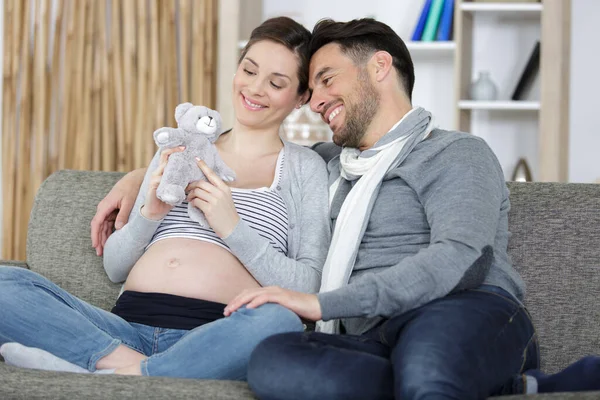 Joven Pareja Familia Holding Teddy Osos — Foto de Stock