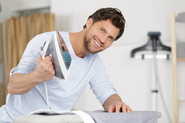 Gelukkig Man Ironing Kleding — Stockfoto