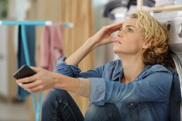 Unglückliche Gestresste Frau Zeigt Ermüdungserscheinungen — Stockfoto