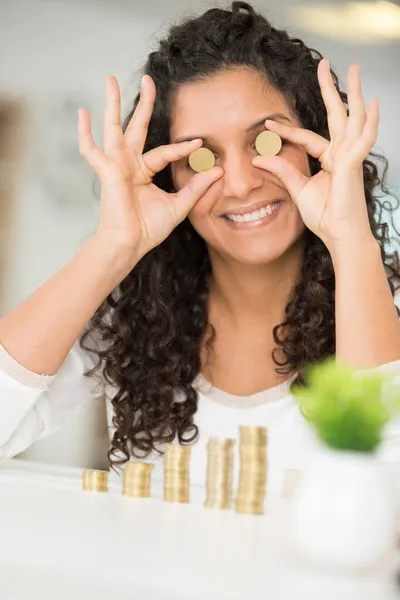 Vacker Ung Kvinna Sparar Pengar — Stockfoto