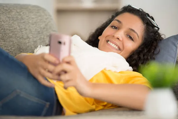 Jovem Morena Menina Mensagens Texto Sofá Sorrindo — Fotografia de Stock