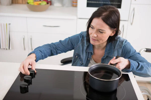 Vrouw Met Een Handicap Een Rolstoel Koken Kookplaat — Stockfoto