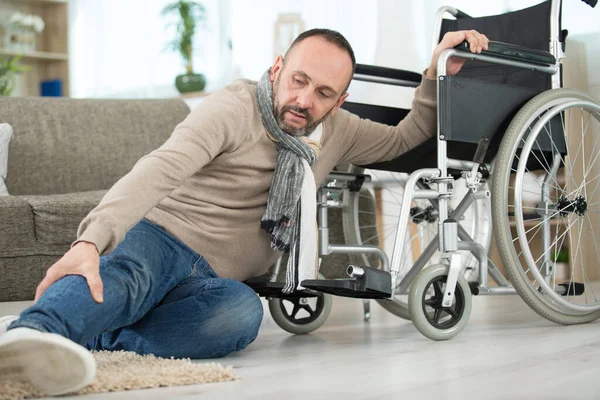 Deficiente Homem Chão Lado Sua Cadeira Rodas — Fotografia de Stock
