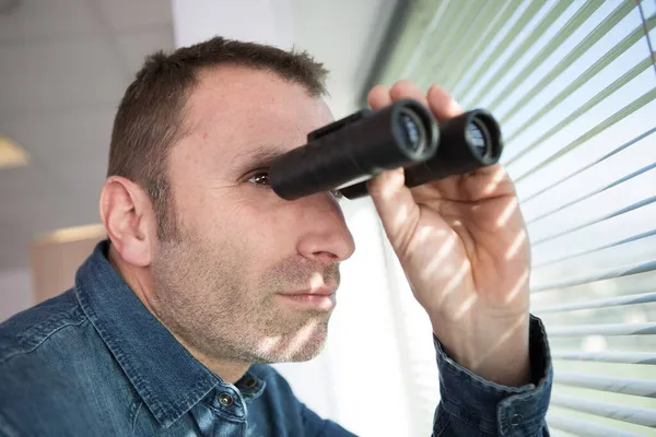 Homem Com Binóculos Vigilância Privacidade Espionagem — Fotografia de Stock