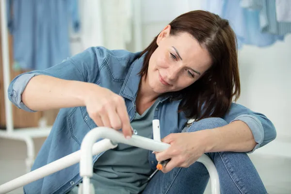 Femme Utilisant Conducteur Éparpillement Pour Assembler Des Meubles — Photo