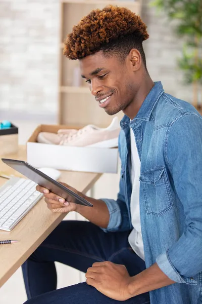 Man Zat Thuis Aan Het Bureau Met Een Tablet — Stockfoto