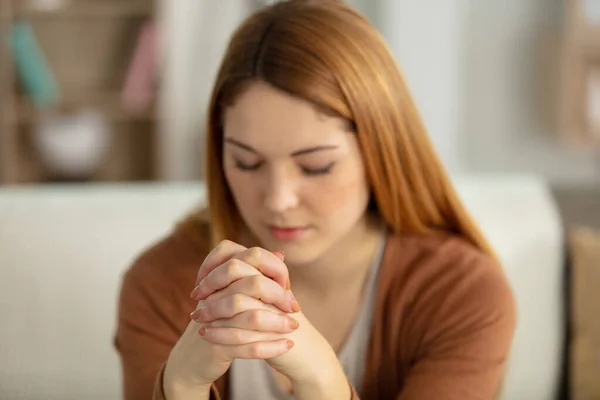Крупним Планом Портрет Молодої Жінки Молиться — стокове фото