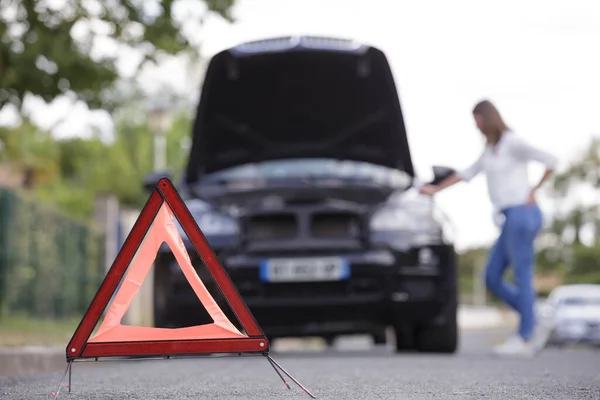 Röd Varningstriangel Med Trasig Bil — Stockfoto