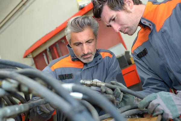 Porträt Der Mechaniker Die Zusammenarbeiten — Stockfoto