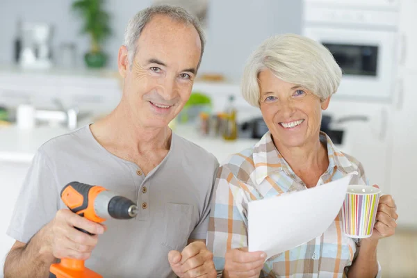 Heureux Couple Personnes Âgées Souriant Avant Faire Bricolage — Photo