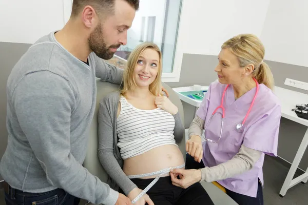 Mérőszalag Van Terhes Nők Hasa Köré Tekerve — Stock Fotó