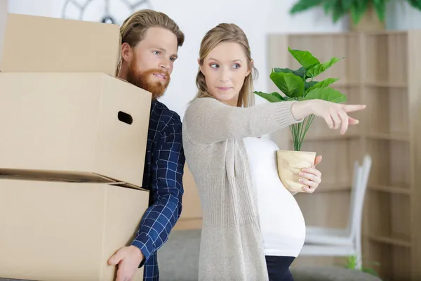 Está Señalando Dónde Poner Caja — Foto de Stock