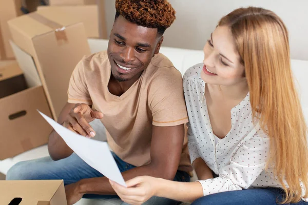 Paar Macht Pause Beim Einzug Sein Neues Zuhause — Stockfoto