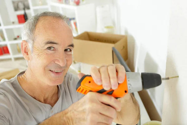 Hombre Mayor Usando Taladro Casa — Foto de Stock