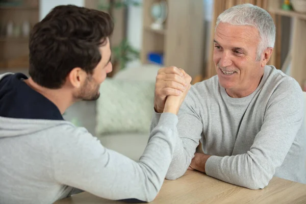 Leeftijd Vader Zoon Knappe Concurreren Arm Worstelen — Stockfoto