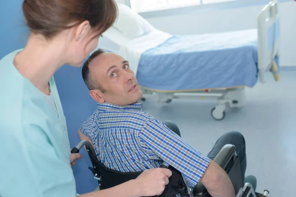 Handikappad Man Instängd Sjukhuset — Stockfoto