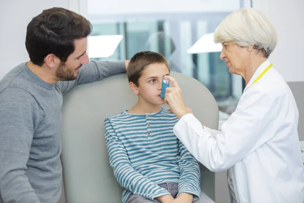 Astım Hastası Olan Bir Çocuk Doktoru — Stok fotoğraf