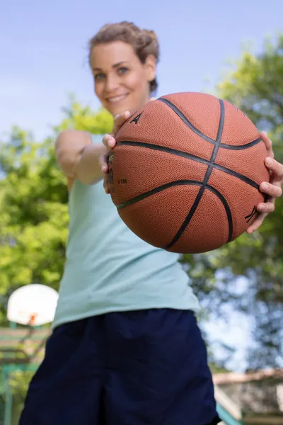 Retrato Jovem Jogador Basquete Feminino Passando Bola — Fotografia de Stock