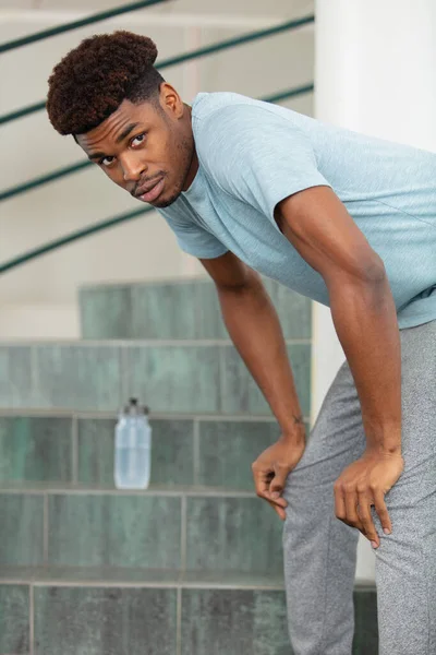 Молодий Афроамериканський Спортсмен Сходах — стокове фото