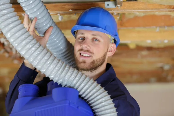 Costruttore Che Lavora Tubi Ventilazione — Foto Stock