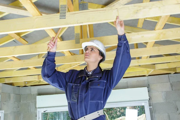 Construtor Feminino Usando Martelo Para Trabalhar Madeira Telhado — Fotografia de Stock