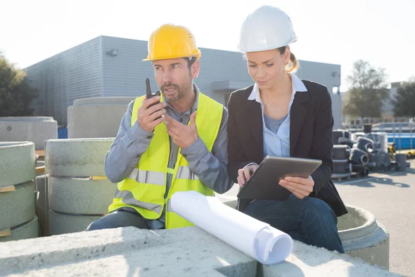 Foreman Passerar Instruktioner Och Order Från Plats Ingenjör — Stockfoto