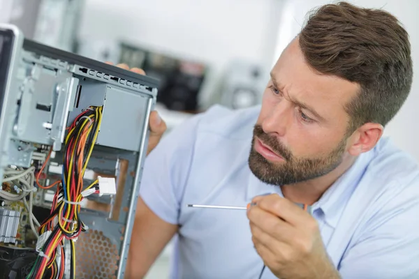 Homem Montando Computador Com Parafuso — Fotografia de Stock