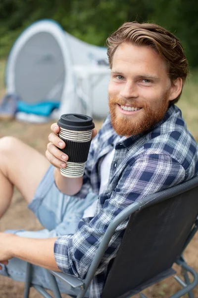 Gelukkige Jongeman Die Thee Drinkt Camping Concept — Stockfoto