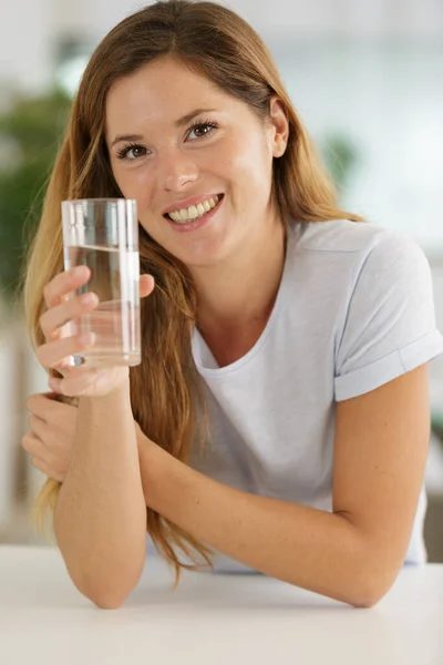 Frau Trinkt Wasser Und Frau — Stockfoto