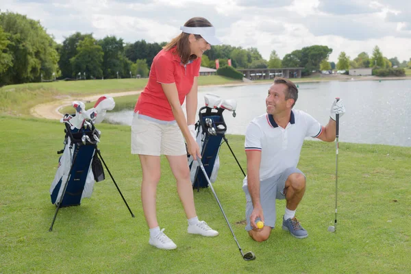 Pareja Jugadores Golf Campo — Foto de Stock