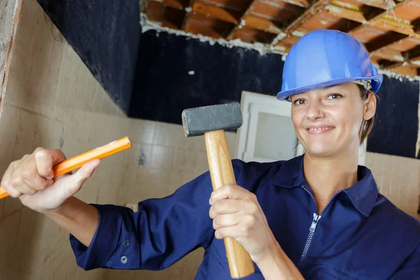 Porträtt Kvinnlig Arbetare Med Hammare Och Mejsel — Stockfoto